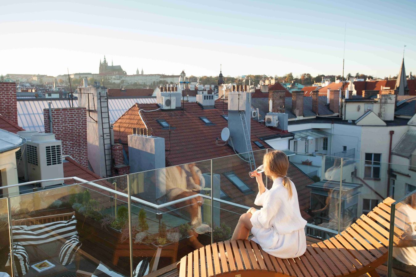 Praha je prostě krásná a ze střechy The Emblem Hotel ještě lepší