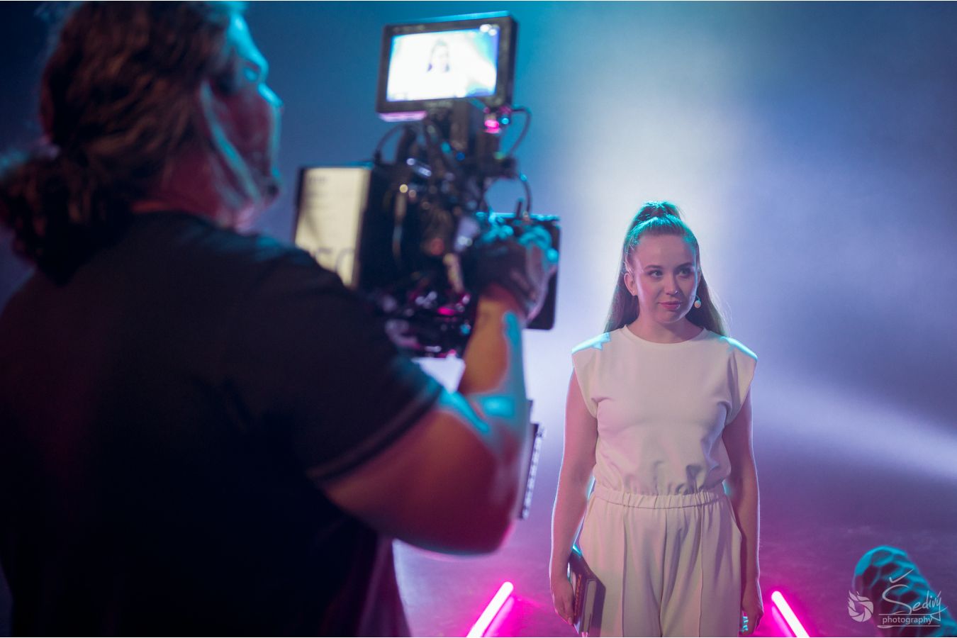 Titulní píseň k prvnímu českému (de)motivačnímu filmu Ovce žerou první nazpívala skupina Ready Kirken