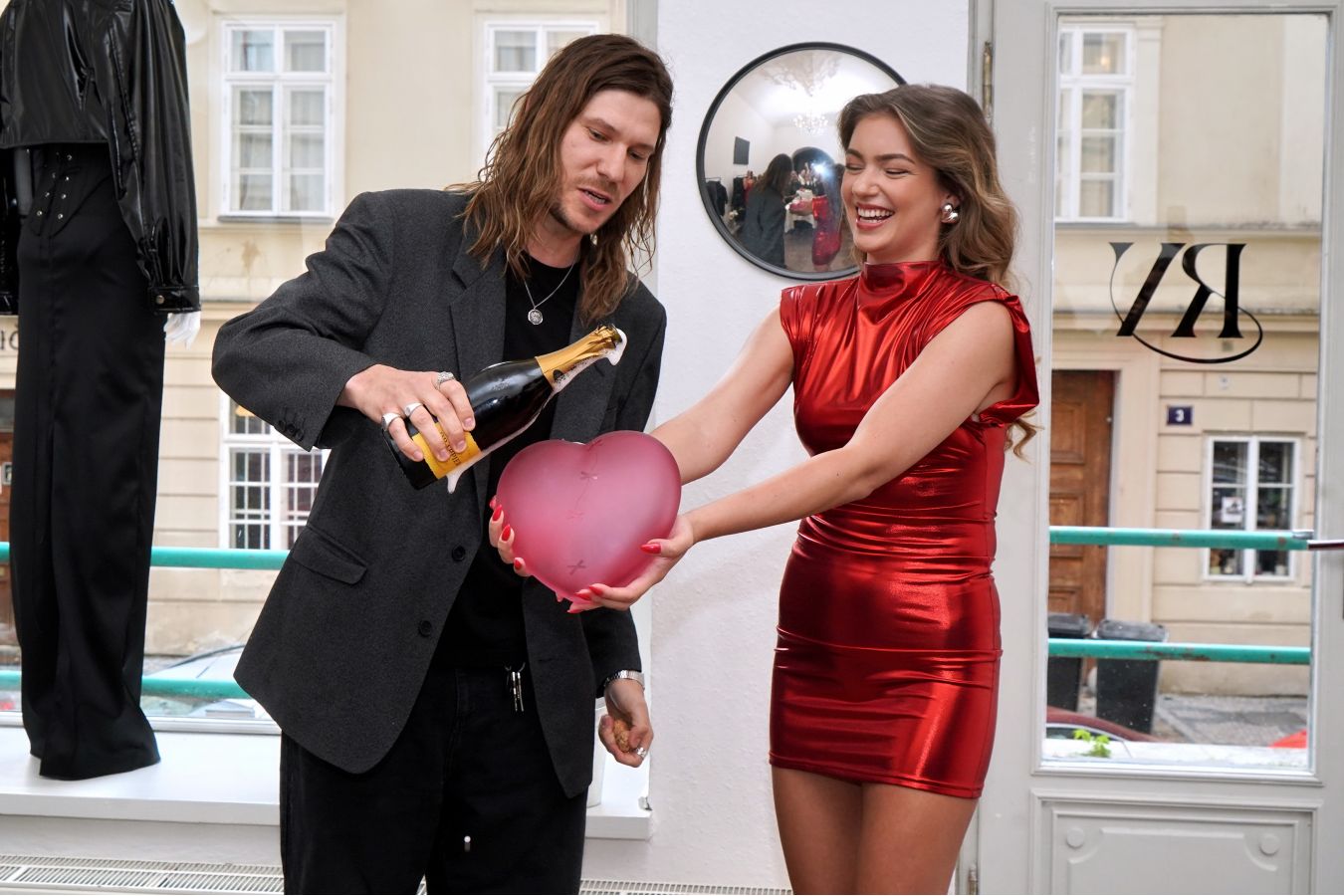 Nelly Řehořová slavila 25. narozeniny ve velkém stylu. Debutové album pokřtila v butiku, jehož je tváří!