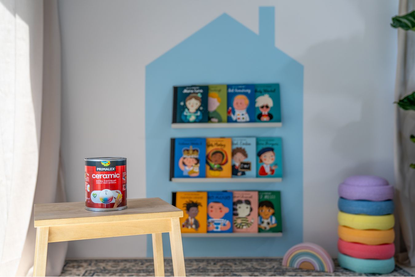 Dětský pokoj, který funguje: montessori knihovna a omyvatelná barva Primalex Ceramic