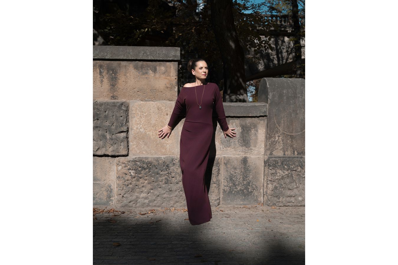 Bára Kodetová představuje novou kolekci Martiny Pipkové Loudové. Elegance, ženskost a precizní střihy z Kutnohorska